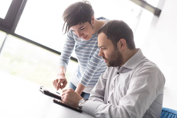 Zwei Geschäftsleute arbeiten im Startup-Büro mit Tablet — Stockfoto