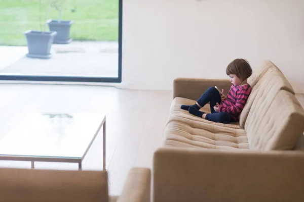 Petite fille jouer à des jeux sur smartphone — Photo