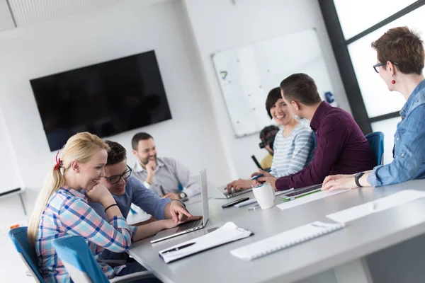 Zwei Geschäftsleute Bereiten Sich Mit Laptop Auf Das Nächste Meeting — Stockfoto