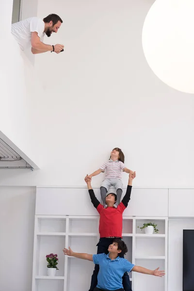 Jóvenes chicos posando línea hasta a cuestas —  Fotos de Stock