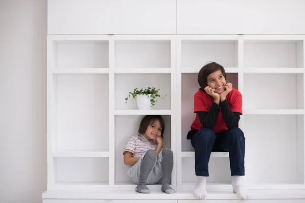 Meninos posando em uma prateleira — Fotografia de Stock