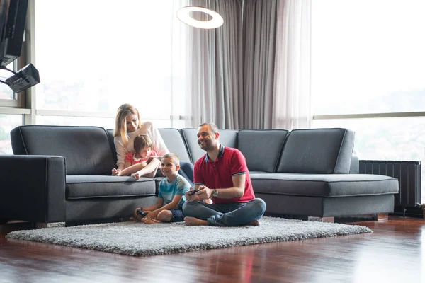 Happy family playing a video game — Stock Photo, Image