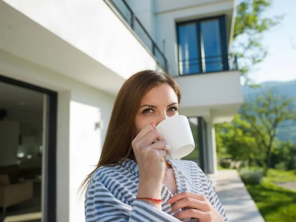 Kvinna i en morgonrock som du njuter av morgonkaffet — Stockfoto