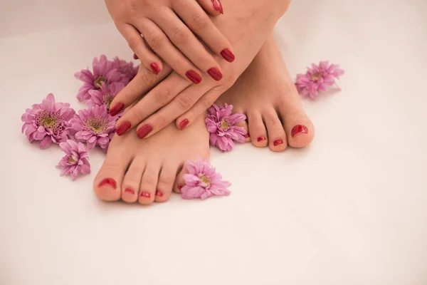 Piedi e mani femminili al salone spa — Foto Stock