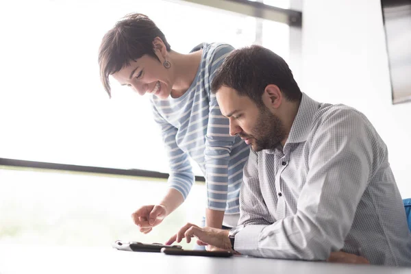 Zwei Geschäftsleute arbeiten im Startup-Büro mit Tablet — Stockfoto