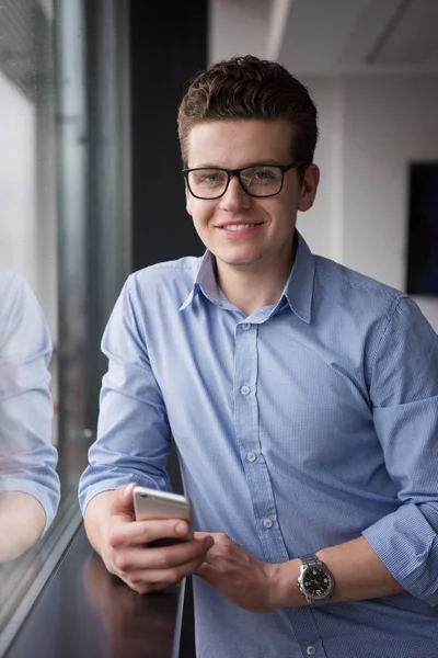 Homme d'affaires utilisant un téléphone — Photo