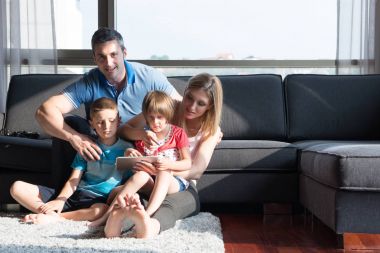 mutlu genç çift çocuklar ile vakit