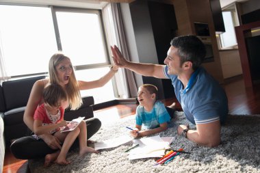 Genç çift çocuklar ile vakit