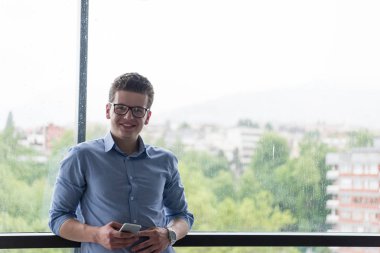 Telefon kullanan bir iş adamı. 