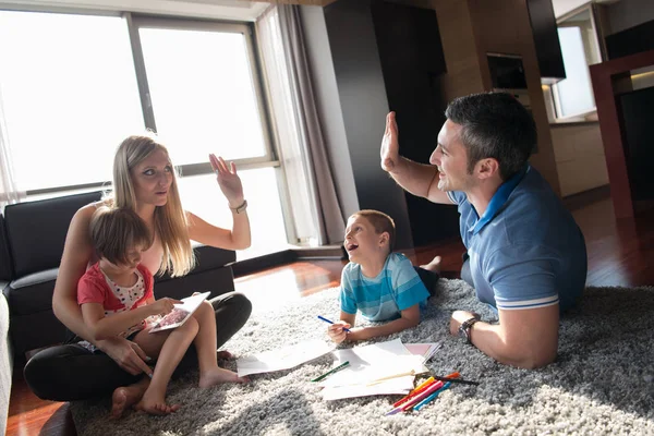 Jong koppel tijd doorbrengen met kinderen — Stockfoto