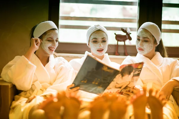 Grupo de famale amigos no spa — Fotografia de Stock