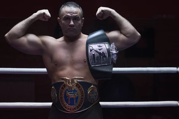 Kickboxer con sus cinturones de campeonato — Foto de Stock