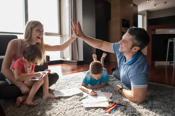 Jeune couple passe du temps avec les enfants — Photo