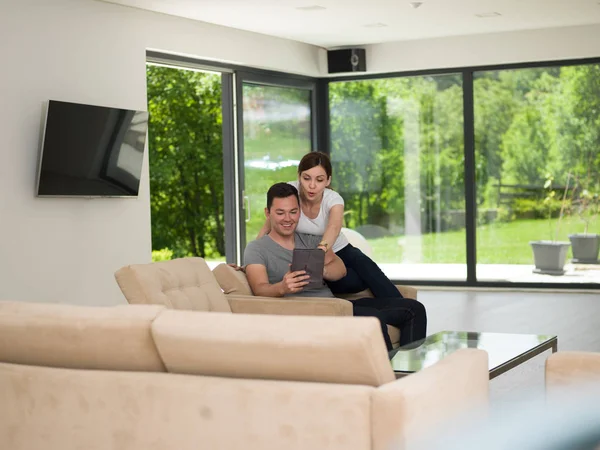 Couple relaxant à la maison avec tablettes — Photo