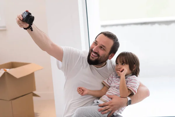 Selfie apa és fia — Stock Fotó