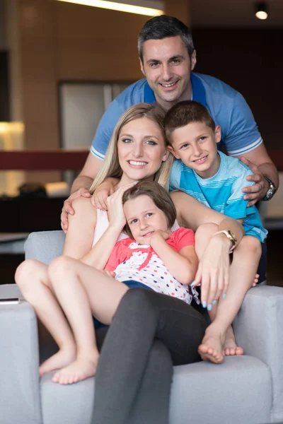 Casal passar tempo com crianças — Fotografia de Stock