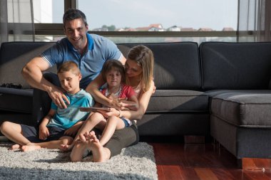 mutlu genç çift çocuklar ile vakit