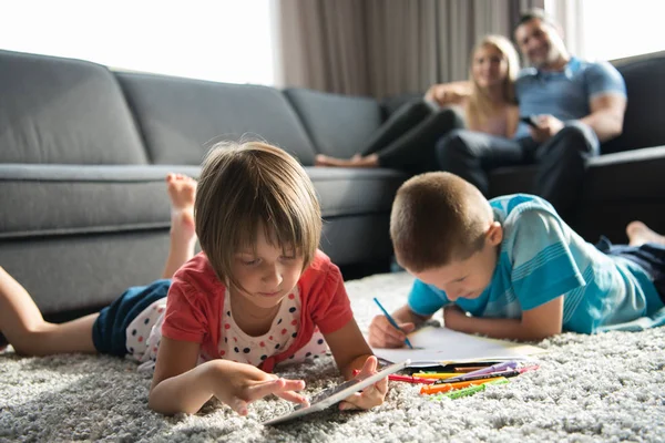 Jeune couple passe du temps avec les enfants — Photo