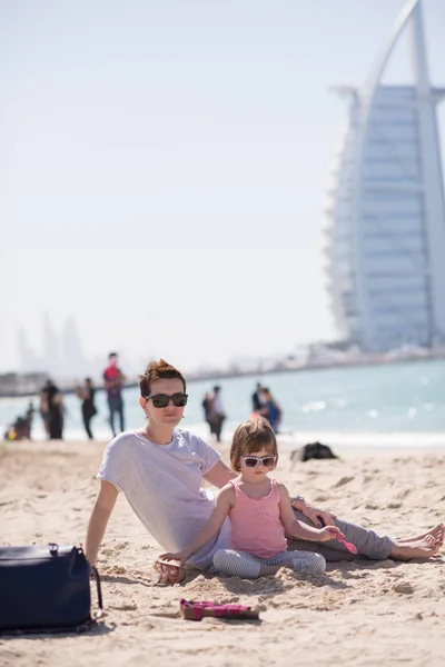 Mamma e figlia sulla spiaggia — Foto Stock