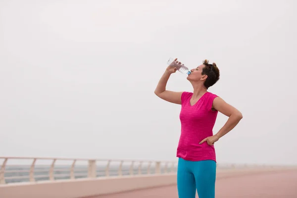 Fitness donna acqua potabile — Foto Stock