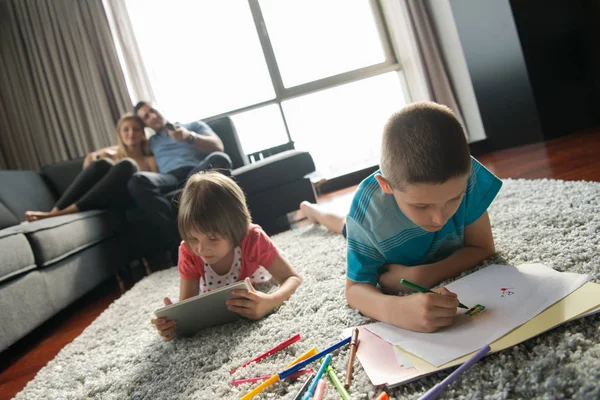 Junges Paar verbringt Zeit mit Kindern — Stockfoto