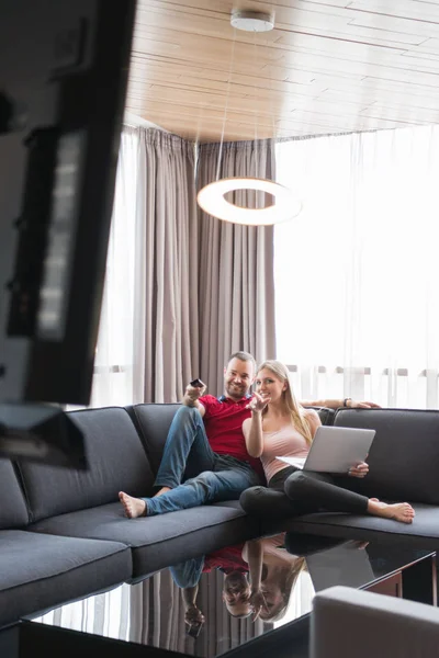 Boldog pár ellazítja a nappaliban — Stock Fotó