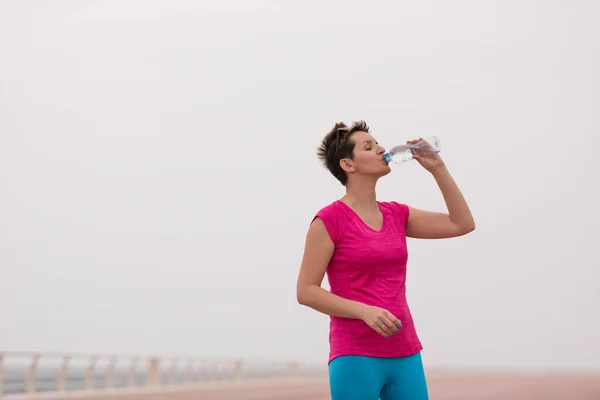 Fitness donna acqua potabile — Foto Stock