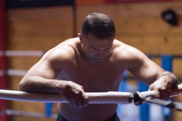 Kickboxer descansando sobre as cordas no canto — Fotografia de Stock