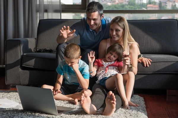 Rodinné hrát spolu s přenosným počítačem — Stock fotografie