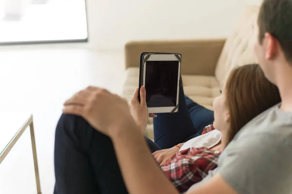 Pareja relajante en casa con tabletas —  Fotos de Stock