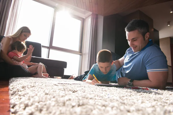 Jeune couple passe du temps avec les enfants — Photo