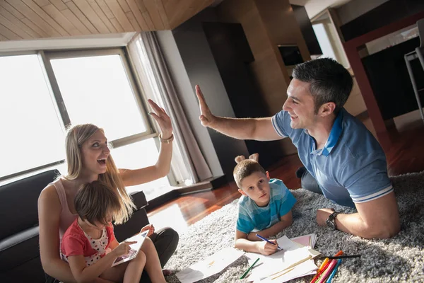 Jeune couple passe du temps avec les enfants — Photo