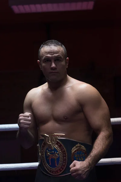 Kickboxer con su cinturón de campeonato — Foto de Stock