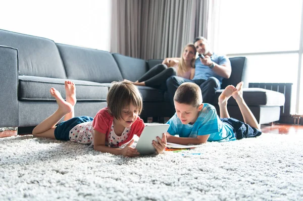 Junges Paar verbringt Zeit mit Kindern — Stockfoto