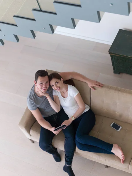 Casal relaxante em casa com computadores tablet — Fotografia de Stock