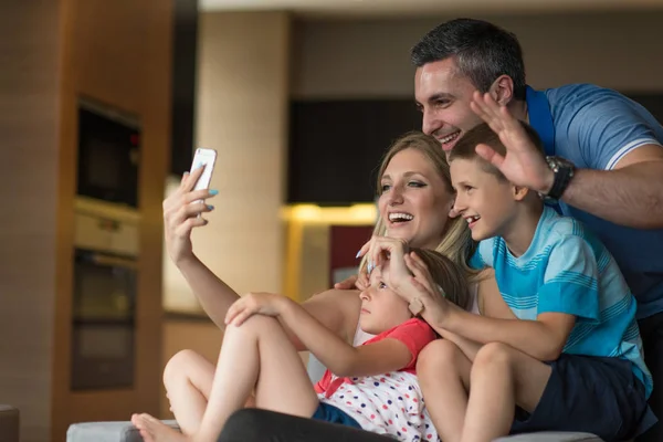 Famille s'amuser à la maison — Photo