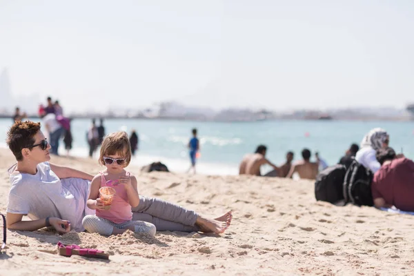 Anya és lánya a strandon — Stock Fotó