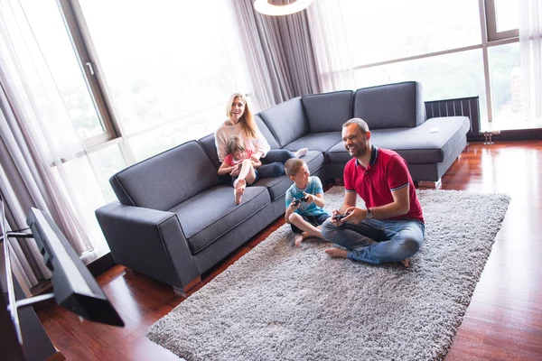 Happy family playing a video game — Stock Photo, Image