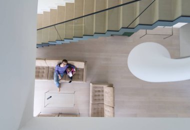 Anne ve sevimli küçük kızını bir tablet üstten görünüm kullanma