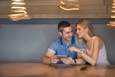 Evde tablet kullanan çift