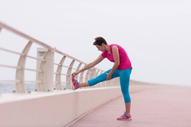 gezinti yerinde ısınma ve germe kadın