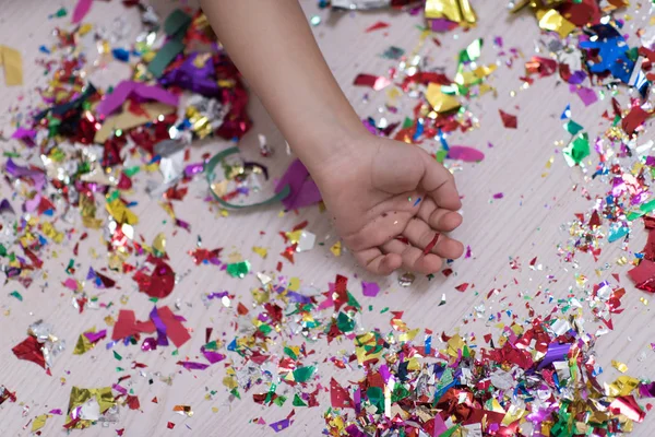 Gyermek kezét a háttérben konfetti — Stock Fotó