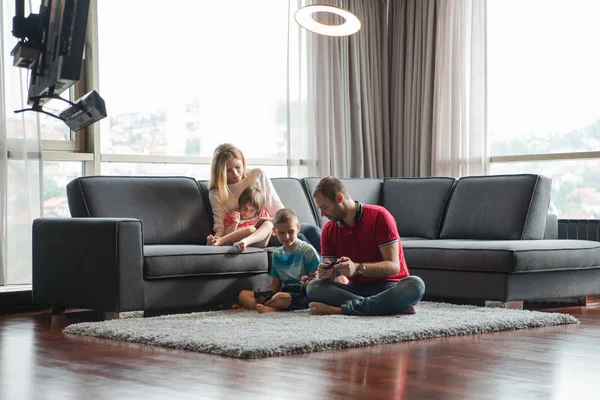 Família feliz jogando um jogo de vídeo — Fotografia de Stock