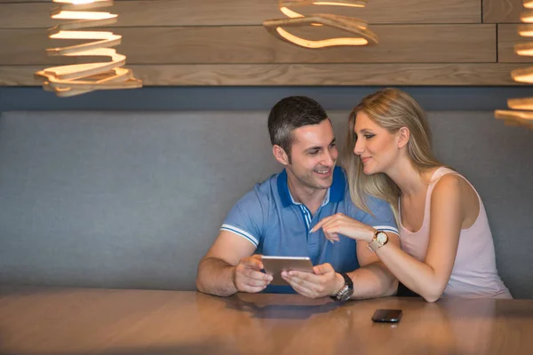 Couple using tablet at home — Stock Photo, Image