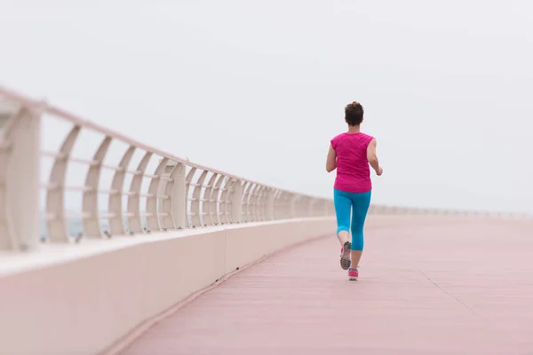 Elfoglalt futás-sétányán nő — Stock Fotó
