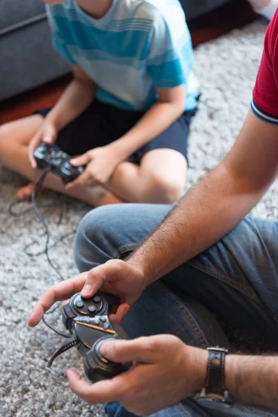 Gelukkig gezin spelen een video game — Stockfoto