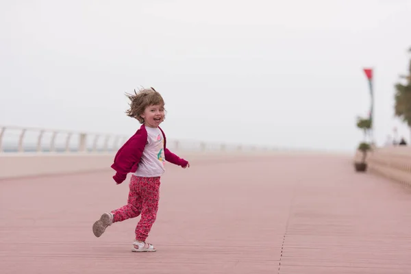 Aranyos kislány, a tengerparti sétányon — Stock Fotó