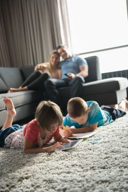 Genç çift çocuklar ile vakit