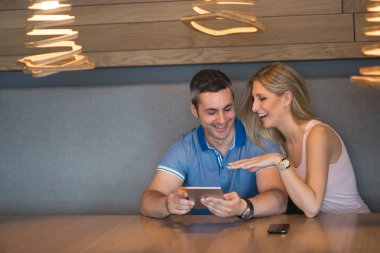 Evde tablet kullanan çift