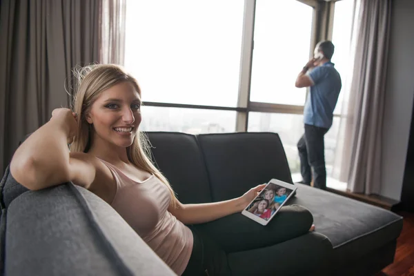 Mulher usando tablet em belo apartamento — Fotografia de Stock